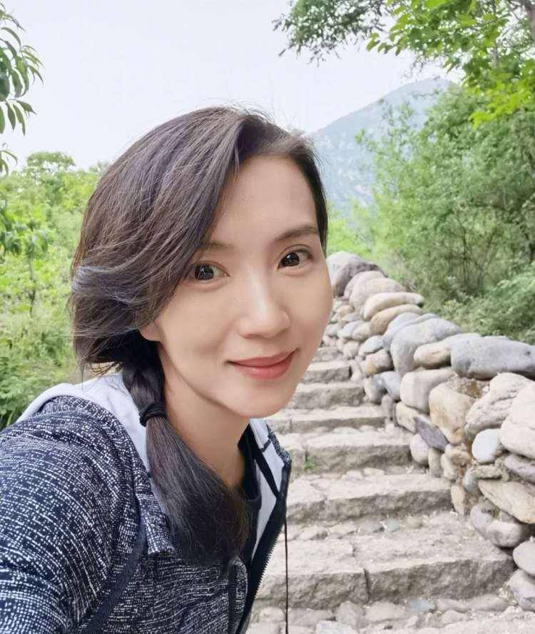 原创40岁陈好晒素颜爬山照,皮肤状态好到让人羡慕,不愧是"万人迷"