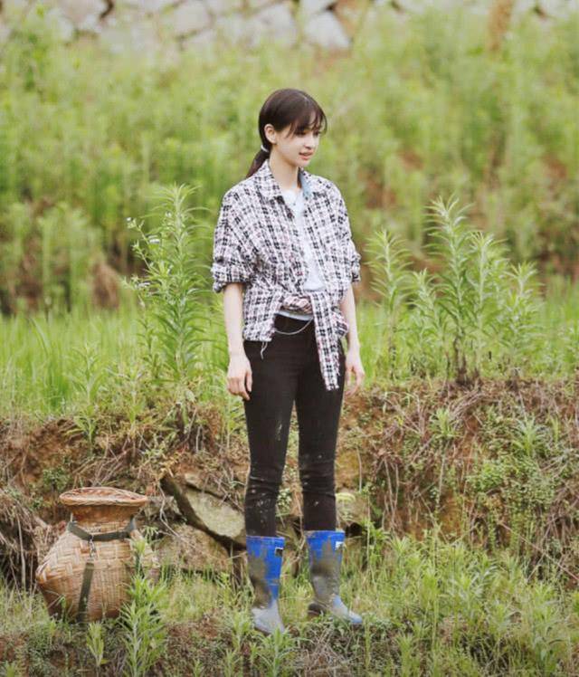 香奈儿时髦依旧！王鸥穿一身香赶飞机却显土气周迅穿4万7香奈儿干农活