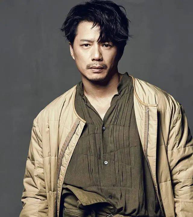 演了20年硬汉,黄渤都宠他,娶日本籍老婆,吴京都说漂亮