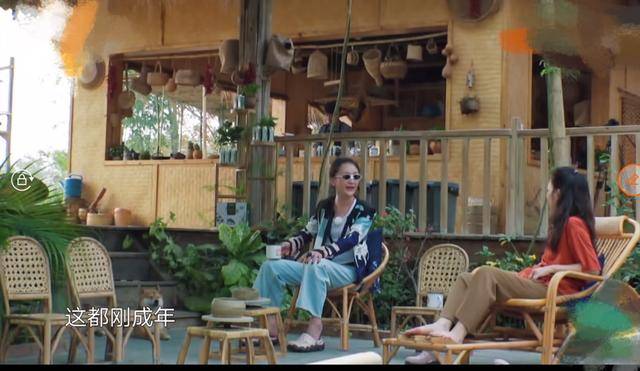 香奈儿时髦依旧！王鸥穿一身香赶飞机却显土气周迅穿4万7香奈儿干农活