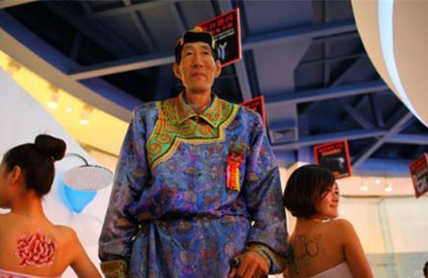 身高■如今娃长这样还记得中国第一巨人吗？婚后不顾医生反对生下儿子