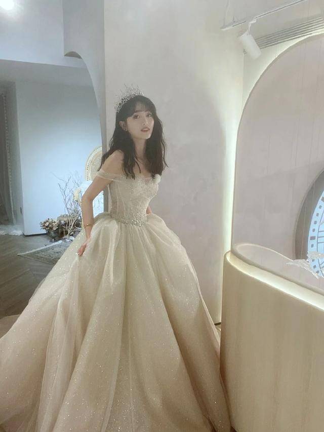 5月17日,吴宣仪在微博晒出一组与火箭少女101成员一起拍摄婚纱照时的