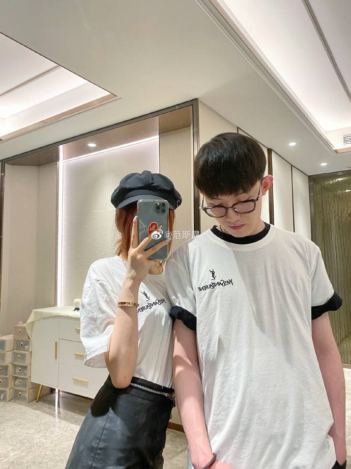 范斯晶在社交平台晒出多组生活照,其中还十分大方地晒出了与帅气男友