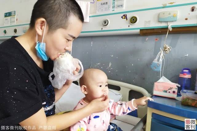 【白发】年轻妈妈剃成光头1岁半宝宝患重病父亲愁出白发