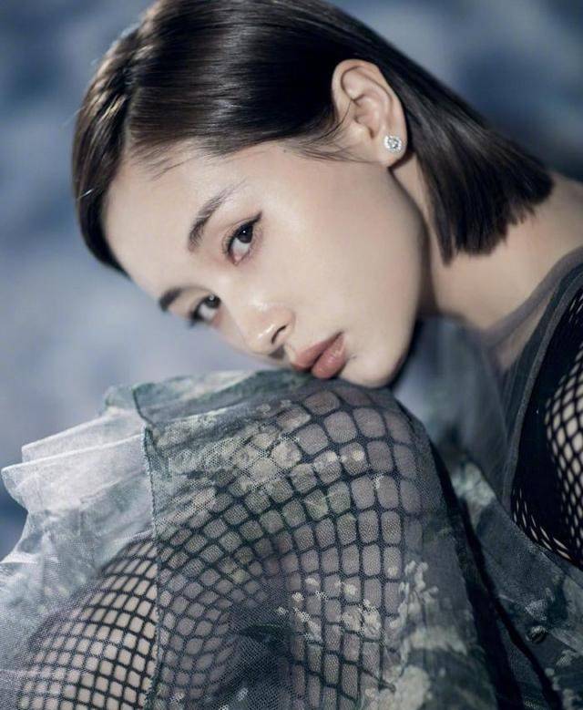 王子文美人鱼泳装,姿态宛若美人鱼,得益于平日里的瑜伽健身
