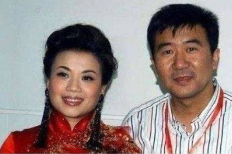 曾23次登上春晚，为照顾生病的父亲退圈5年，今