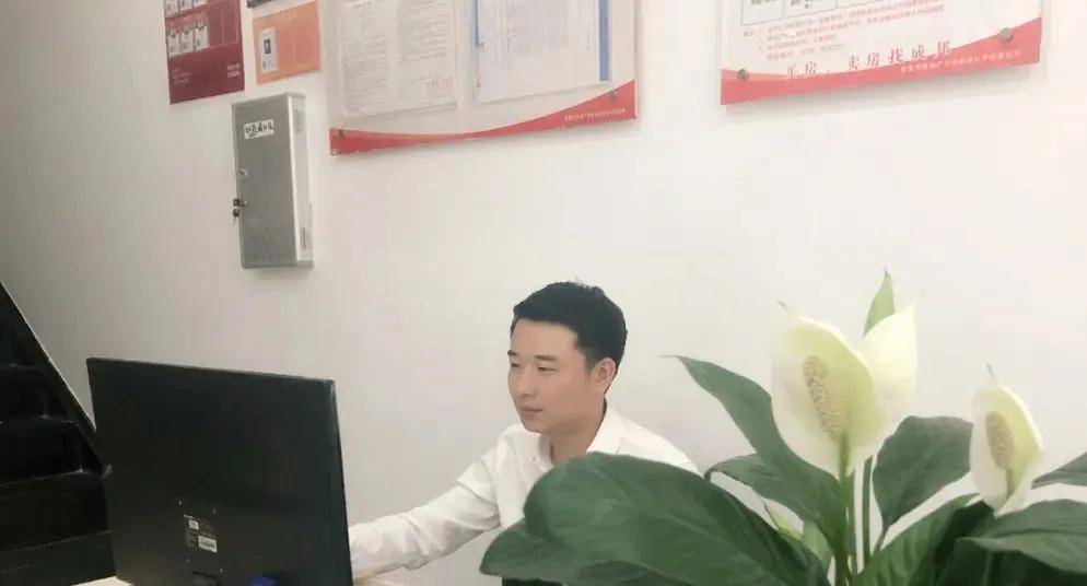 爱工作,更热爱生活工作时一丝不苟的涂鹏,下班后就