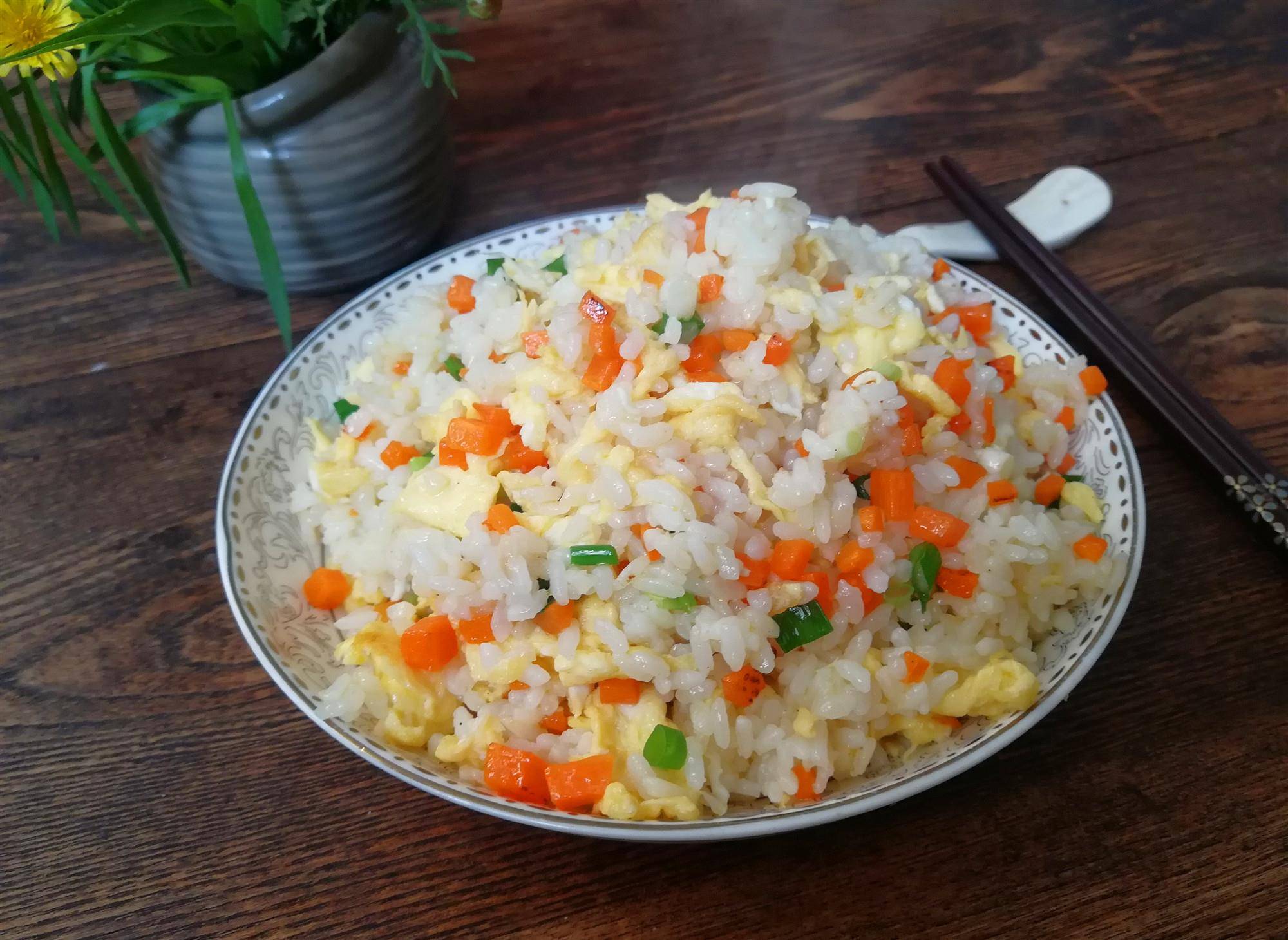 米饭加鸡蛋怎样炒好吃 205eefca1d824d0bbf2fa42a56f9b617.jpeg