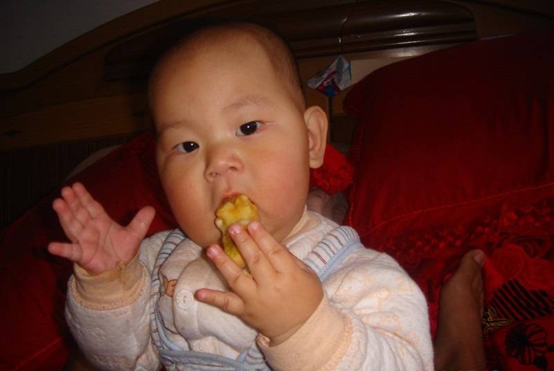 「孩子」孩子哭闹也不能经常吃吃水果营养高？这3种水果吃多了也伤脾胃