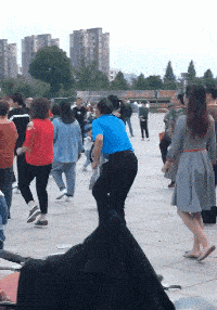 搞笑gif:吃货妹子就是与众不同,只有脸皮厚才能吃得多
