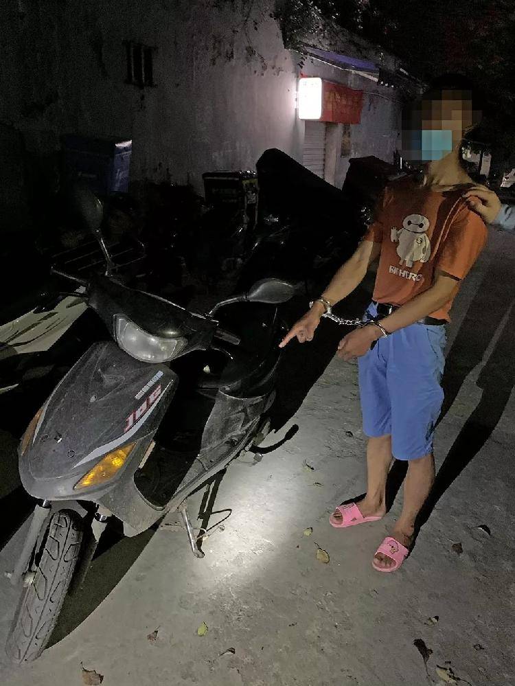 只是在人群中多看了一眼 蜀黍便抓获了一名盗窃