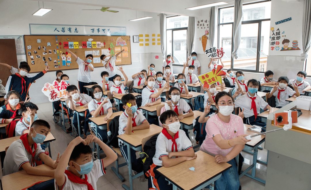 开学第一天:魔都这些高颜值校服来袭!_小学