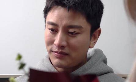 原创贾乃亮深夜买醉疑似路边发酒疯，走路踉踉跄跄，孤单身影惹人心疼