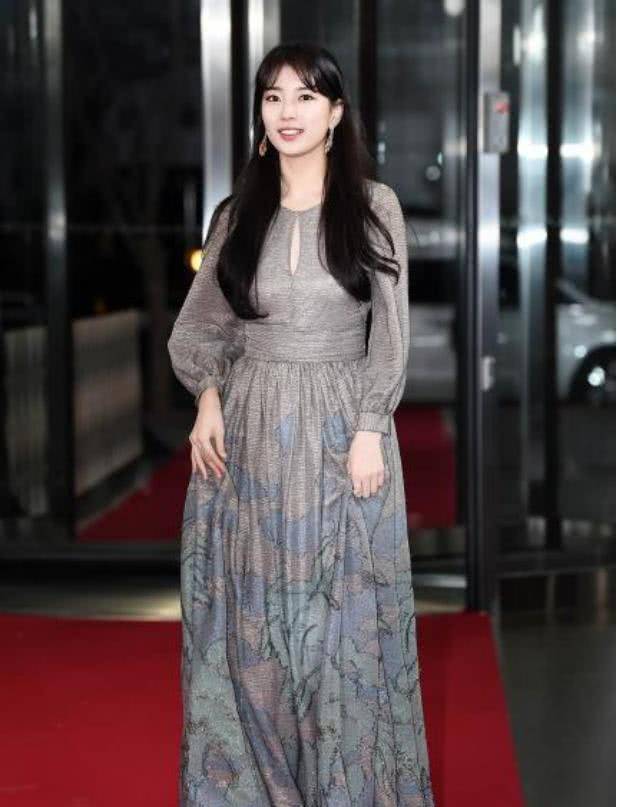 被裴秀智气质惊艳了,一袭银灰色连衣裙配长发亮相,造型优雅迷人