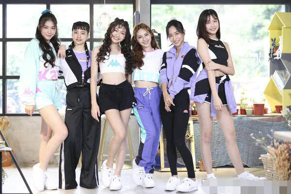 17岁星二代出道罕见秀美腿，因身材好遭粉丝性骚