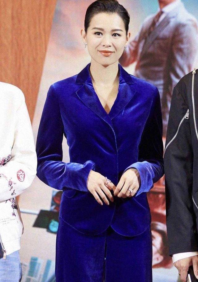 胡杏儿自带贵妇范,穿蓝色丝绒西装配阔腿裤,气场强大难掩盖
