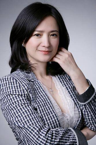 大衣不愧演全四大名著的美人56岁何晴仍美艳！一身红大衣素颜更耐看