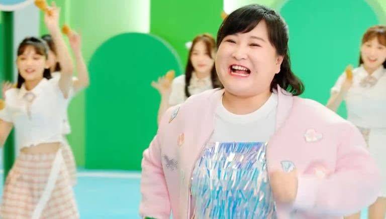 贾玲德克士宣传片太胖了其他小女孩在吃假食品而她的吃鸡腿太真实了