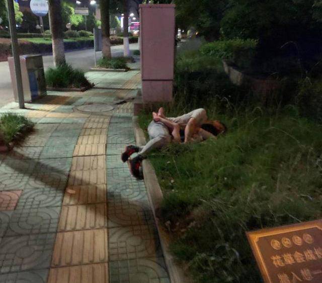江苏镇江:奶爸深夜醉酒后带着女童在路边草丛呼呼大睡