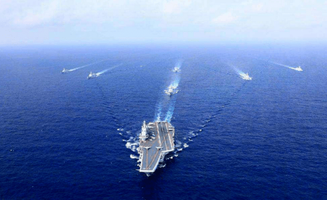 中国海军辽宁号航母编队通过宫古海峡