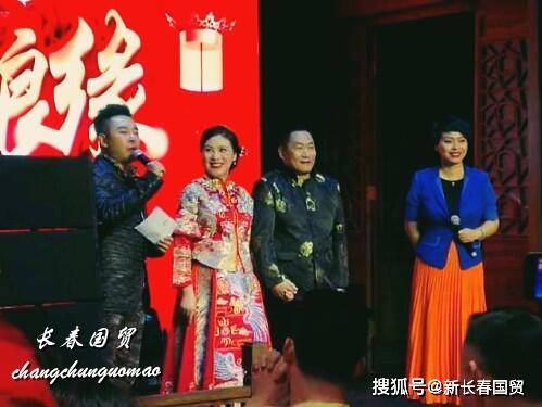 57岁歌手谢东的1岁儿子曝光，胖嘟嘟十分可爱，