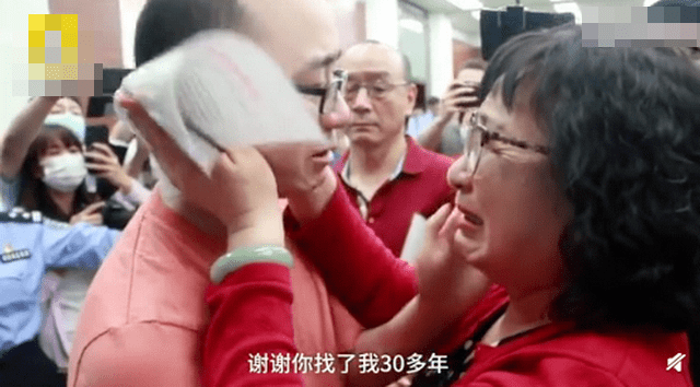 父母■如今与父母团聚！一声妈，她等了32年2岁男童32年前被拐