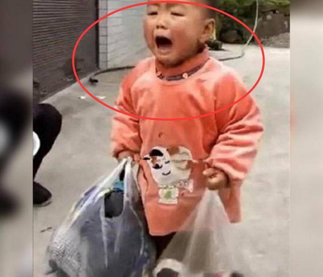 『父母』却发现被“抛弃”,网友:心疼,男孩收拾“全部家当”想跟父母走