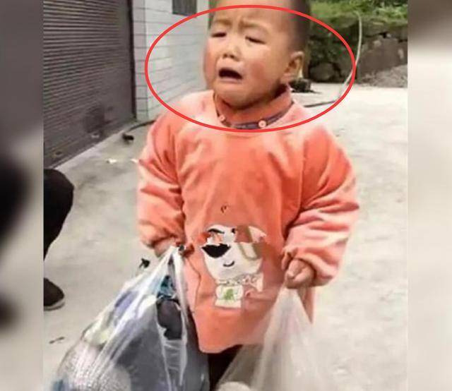 『父母』却发现被“抛弃”,网友:心疼,男孩收拾“全部家当”想跟父母走