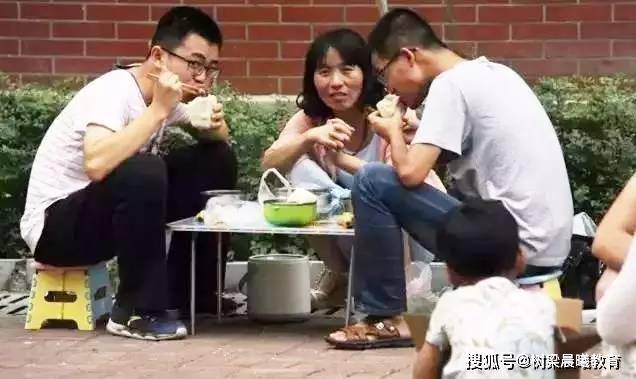 郸城■你读书虽苦,父母更不易“最牛县高”考前校园照让人泪奔:同学