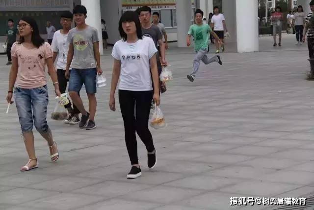 郸城■你读书虽苦,父母更不易“最牛县高”考前校园照让人泪奔:同学