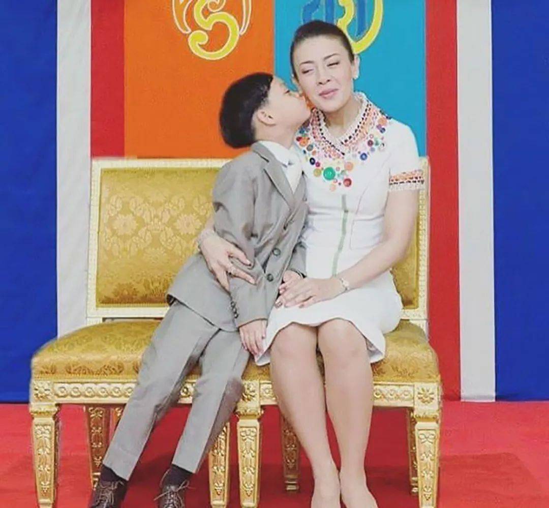 提帮功深爱妈妈善于表达探起身子亲吻西拉米撅起小嘴甜化人心