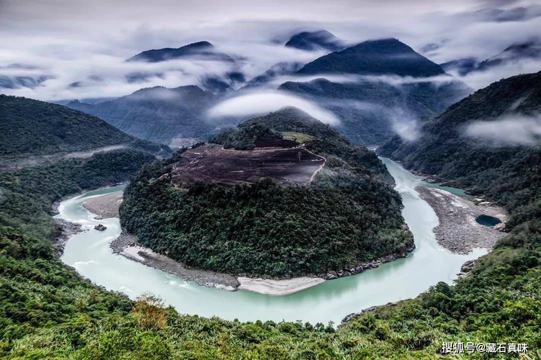 著名的墨脱果果塘大拐弯,就是西藏山水河流,合力造就的天地奇迹.