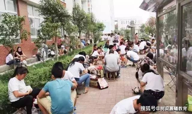 郸城■你读书虽苦,父母更不易“最牛县高”考前校园照让人泪奔:同学