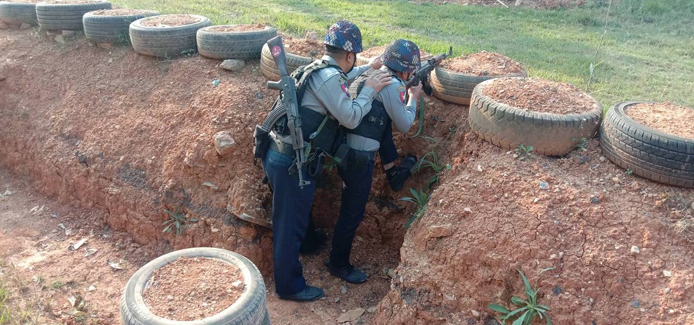 正在进行军事训练的缅甸果敢警察部队 在行径中