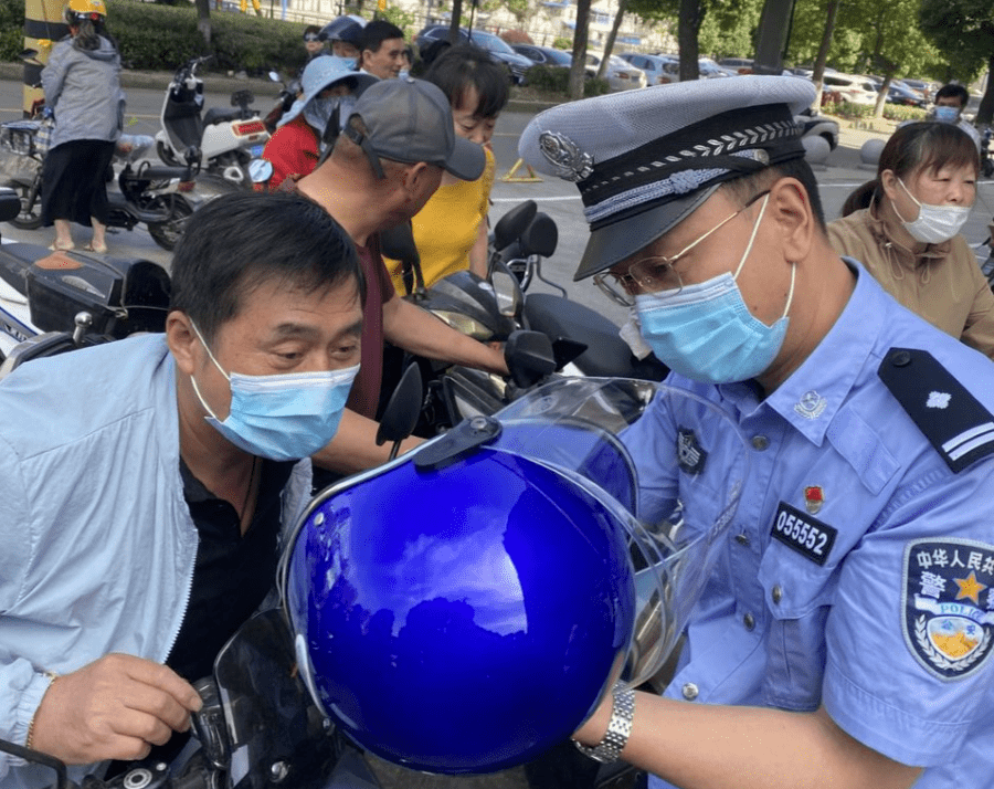 " 经开区公安分局交警大队负责人俞小平说,"现在头盔涨价太厉害了