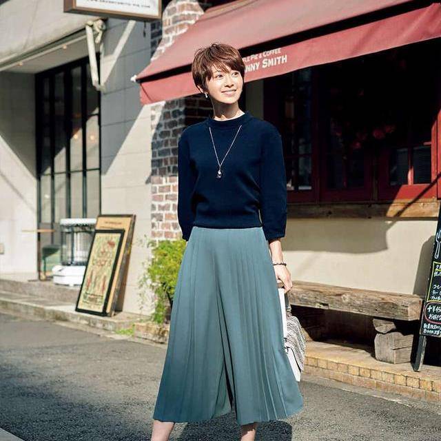 时尚内搭女一整套 8f5b698536fa438f87bc7f568e0bce32.jpeg