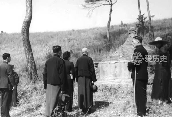 蒋介石一家先前往了蒋氏在武岭的祖坟祭拜.