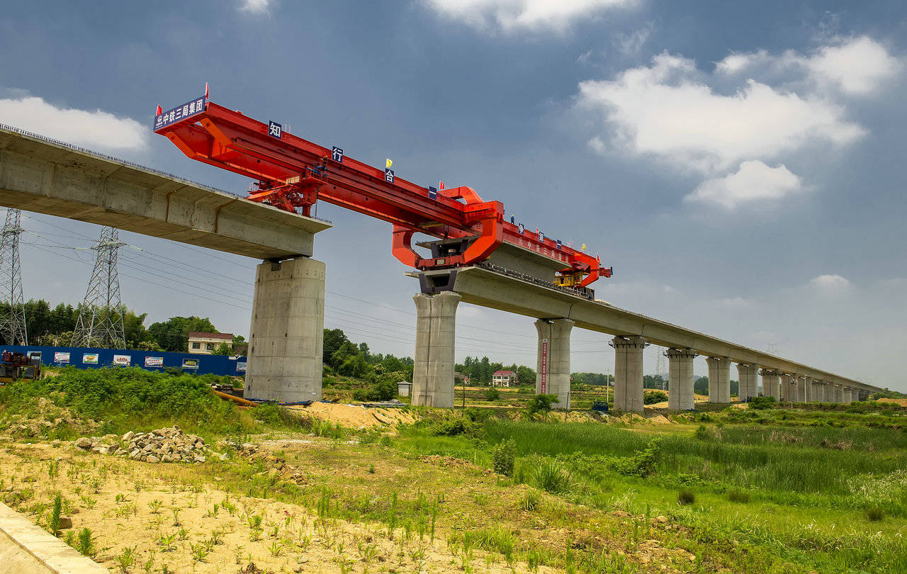 新建黄(冈)黄(梅)铁路余竹林湾特大桥架设施工正酣