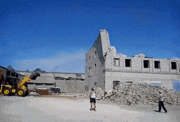 搞笑gif:这两位姑娘是在干什么?难道是在打架吗?