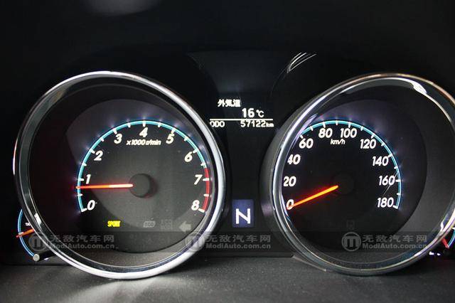 仔细看仪表盘才发现车主一并将日本版180km/h底限的表玉移植上车了