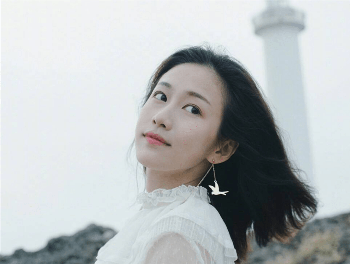 她曾是《巴啦啦小魔仙》的"小透明",12年过去,却是人气最高_方珍妮