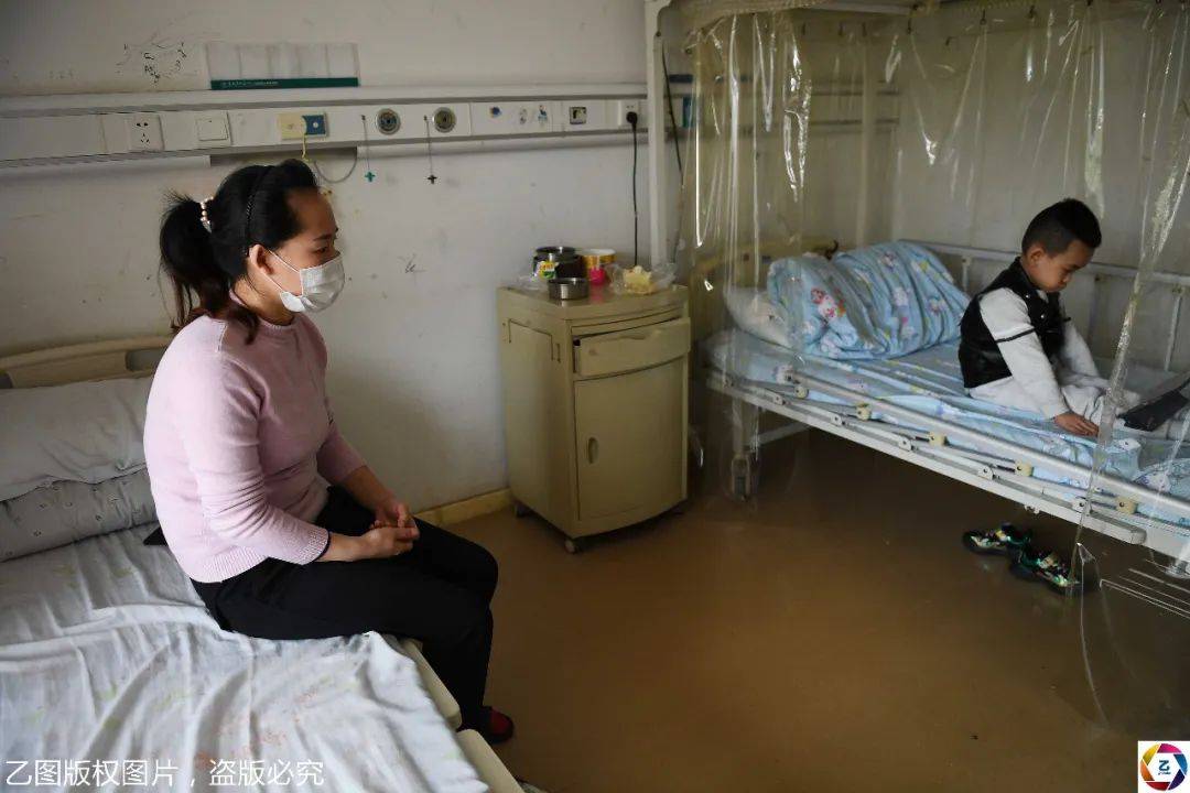 弟弟患病,两个姐姐要外出打工挣钱,被赶回来