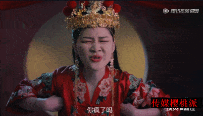 比起女明星的服装华美,光环笼罩,女喜剧人的台上喧嚣背后是台下割裂