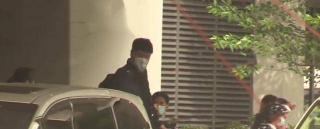 姚明一家三口现身!女儿暴风成长,9岁已长至父亲腰间