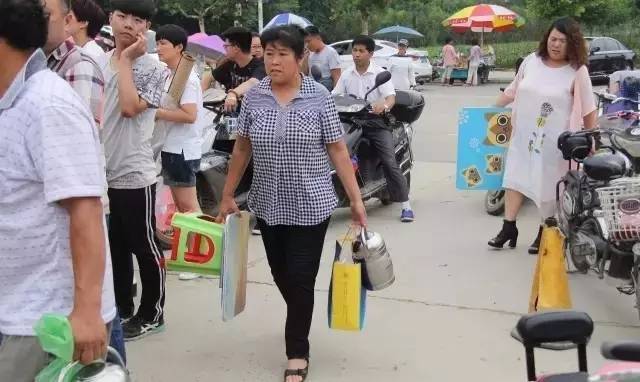 衡水中学举办成人礼！父亲的一张照片让无数高中生泪奔...