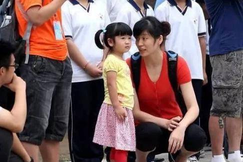 姚明一家三口现身!女儿暴风成长,9岁已长至父亲腰间
