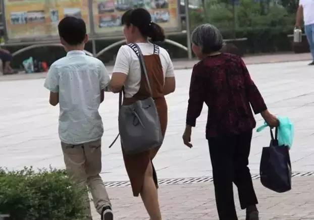 衡水中学举办成人礼！父亲的一张照片让无数高中生泪奔...