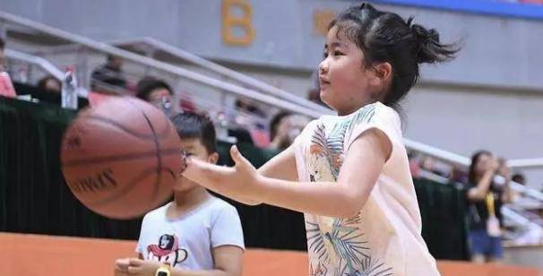 姚明一家三口现身!女儿暴风成长,9岁已长至父亲腰间