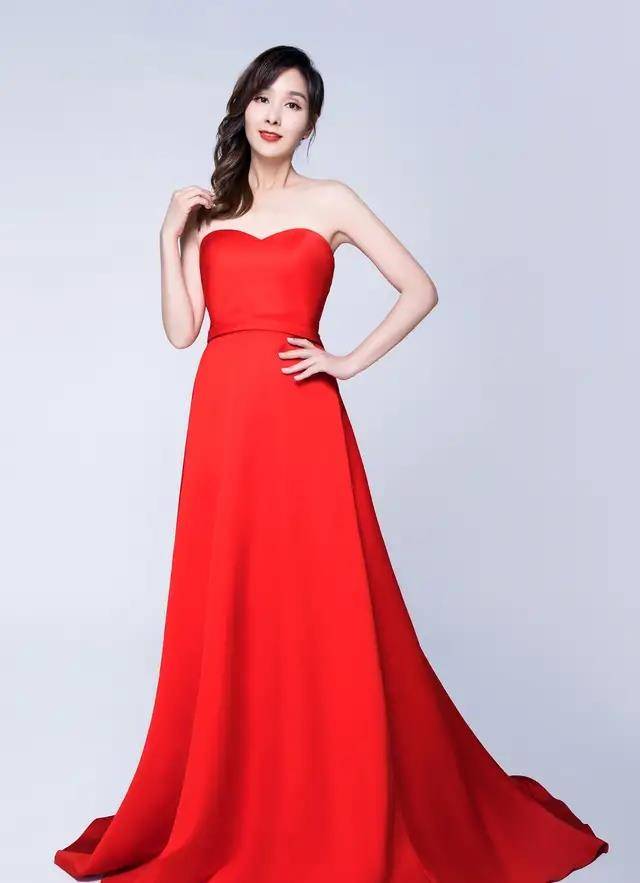 杨恭如一袭红色抹胸长裙写真照,明艳动人,尽显高贵优雅气质
