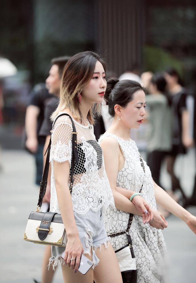 原创热情活泼的时尚街拍:甜美有型的美女,展现细节上的精致感!